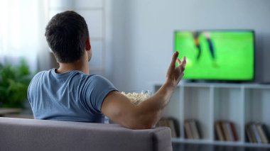 Patlamış mısır yemek, oyuncular televizyonda eleştiren, nasıl puanı öğretim futbol fan