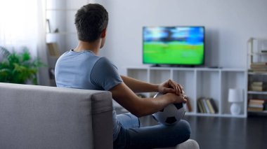 On tv ev oyunu izlerken, maç sonucu hakkında düşünme futbol takımı hayranıyım