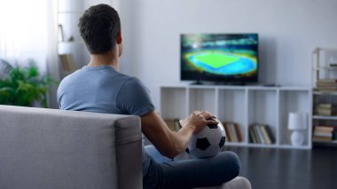 Televizyonda adam izlerken maç evde bir futbol takımının destekleyen maç sonucu