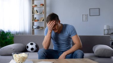 Adam futbol takımı, izlerken tv radyo yayını, mutsuz fan yenilgisi hakkında üzgün