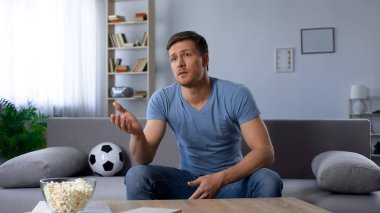 Adam şok oyun skoru, yenilgi futbol takımı, mutsuz fan, kayıp tarafından üzgün