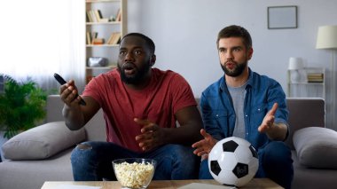 Futbol maçı, favori takım yenilgisinden tarafından hayal kırıklığına izlerken heyecan arkadaşlar