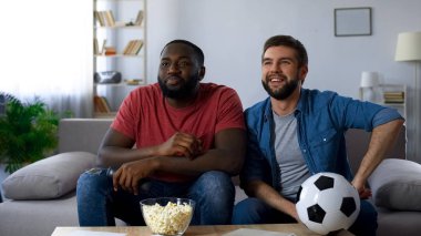 Memnun arkadaşlar büyük tv, milli maç futbol izlerken kazanan takım