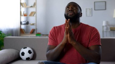 Ateşli taraftar elele millî futbol takımı kutsamak için Tanrı sormak