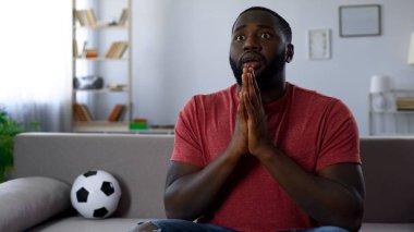 Afro-Amerikan destekçisi Milli takım tezahürat televizyonda maç izlerken heyecanlı