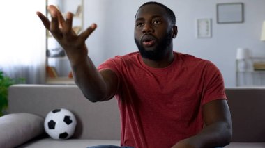 Oyuncu, futbol uzman, kötü sonuç oyun eleştiren Afro-Amerikan fan