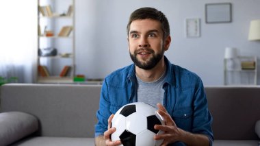 Heyecanlı destekçisi dikkatle izlerken futbol maç, başarılı oyun sonuç