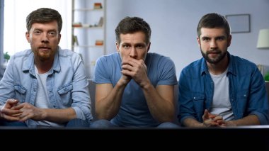 Üç en iyi oyun keyfi TV evde, spor yarışması izlerken yakın arkadaşlarım