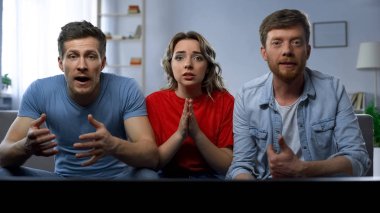 Tensely izlerken maç favori futbol takımı, Aile aktivitesi destekleyen çocuklar