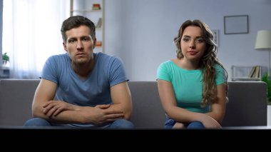 İlişki kriz, erkek ve kız arkadaşı birbirimizi görmezden tv izlerken