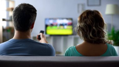Endişeyle geçiş kanalları, dijital akıllı tv bağlantısı kalitesiz adam