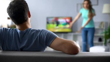 Kadın, ilişkilerde kriz ile çatışma görmezden izlerken futbol maçı dostum
