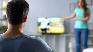 Sinirli tv spor müsabakasını dikkat etmesini yasaklayan herife çığlık kız
