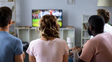 Yarışması'nda millî futbol takımı desteklemek için arkadaş evinde toplama
