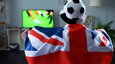 Evde futbol oyun TV izlerken Büyük Britanya bayrağı, holding destekçisi
