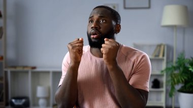 Milli takım destekleyen heyecan adam izlerken futbol maç TV evde,