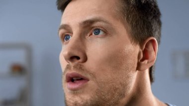 Ciddi bir erkek yüz, umut, beklenti, golü için bekleyen fan ifade