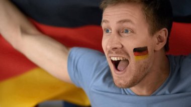 Bayrak tutan milli takımının zaferi kutluyor mutlu Alman futbol fan