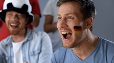 Milli takım, barda izlerken maç zaferi kutlayan Alman destekçileri