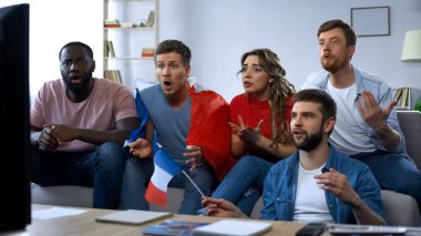 Fransız arkadaş favori futbol takımı destekleyen izlerken maç TV evde,