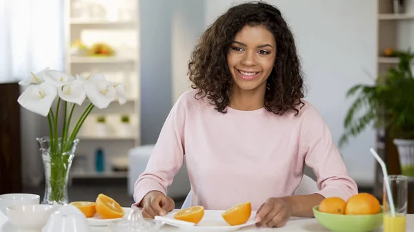 Giovane Donna Sorridente Possesso Piatto Con Arancia Fresca Nutrizione Stile — Foto Stock