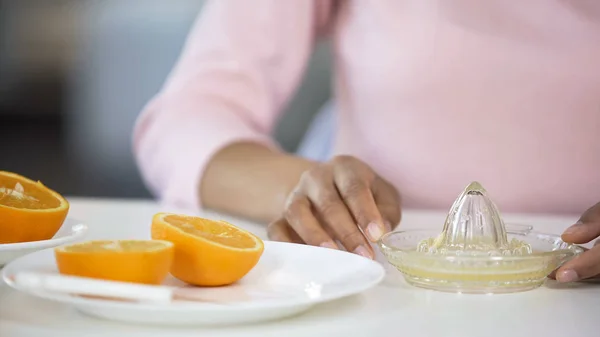 Menina Fazendo Suco Laranja Fresco Espremedor Mãos Frutas Mesa Energia — Fotografia de Stock