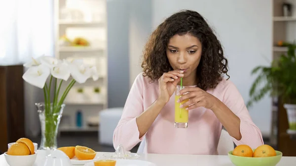 Unga Multiracial Kvinnliga Dricka Saft Från Glas Hälsosam Dryck Vitaminer — Stockfoto