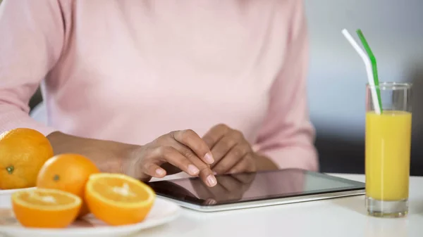 Tyttö Kirjoittaa Tabletilla Appelsiinit Tuoremehua Pöydällä Bloggaaminen Ruokavaliosta — kuvapankkivalokuva