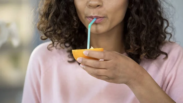 Femme Multiraciale Buvant Jus Paille Orange Nutrition Des Soins Santé — Photo
