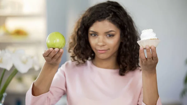 Красива Дама Показує Торт Яблуко Вибір Їжі Здорове Харчування — стокове фото