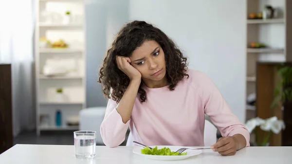 Senhora Triste Frente Placa Salada Verde Vidro Água Mesa Perda — Fotografia de Stock