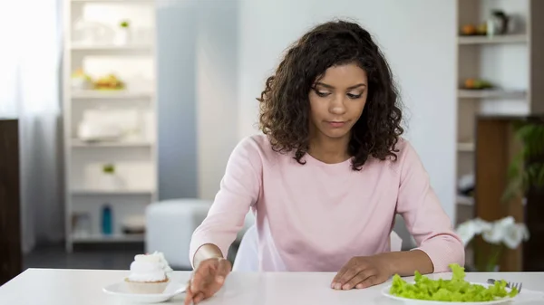 Donna Attraente Purtroppo Scegliendo Insalata Sopra Torta Controllo Del Peso — Foto Stock