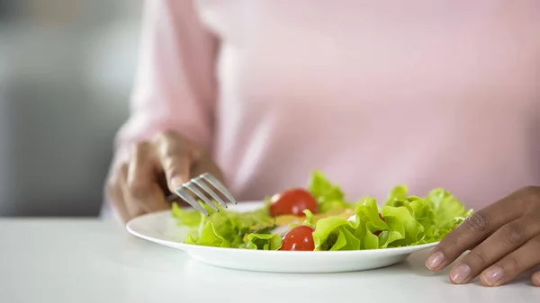 Mujer Comiendo Ensalada Verduras Cerca Hábitos Alimenticios Saludables Dieta Alta — Foto de Stock