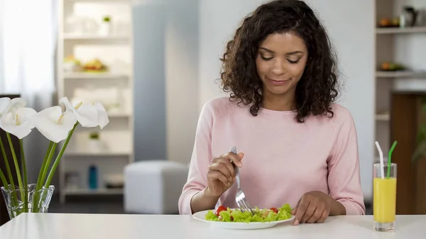 Razza Mista Giovane Donna Mangiare Insalata Tavola Assistenza Sanitaria Dieta — Foto Stock