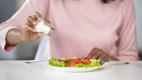 女性彼女の食品 不健康な食事 脱水の問題にあまりにも多くの塩を追加 — ストック写真