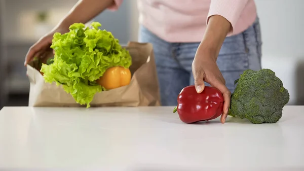 Ama Casa Poniendo Verduras Mesa Bolsa Comestibles Nutrición Saludable —  Fotos de Stock