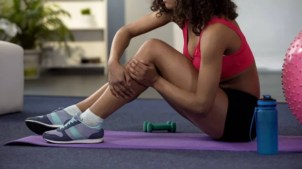 Chica Traje Gimnasio Sentado Suelo Masajeando Pierna Estrecha Músculo Tenso —  Fotos de Stock