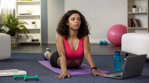 Mujer Deportiva Estiramiento Después Del Entrenamiento Casa Entrenamiento Fitness Línea —  Fotos de Stock