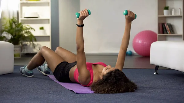 Mladá Žena Ležící Podlaze Zvedání Činek Tělesná Cvičení Fitness — Stock fotografie