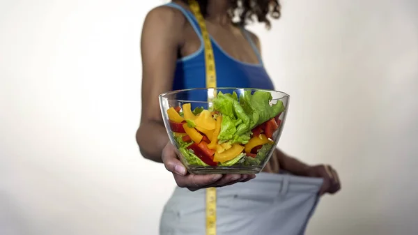 Donna Pantaloni Oversize Tenendo Fuori Ciotola Insalata Dieta Efficace Perdita — Foto Stock