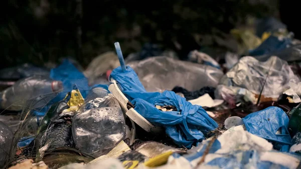 リサイクル 環境懸念の問題 地面に横たわっている有害ごみ — ストック写真