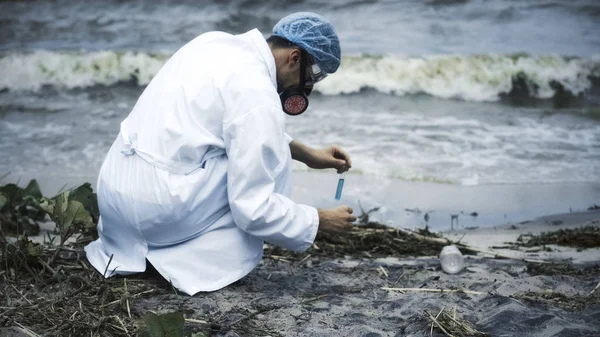 Vědec Provádějící Toxické Jezera Znečištění Testu Zdroje Pitné Vody Poškození — Stock fotografie