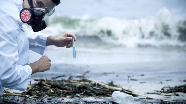 Τοξικολόγος Ελέγχοντας Μολυσμένο Νερό Πιτσίλισμα Στην Ακτή Περιβαλλοντική Καταστροφή — Φωτογραφία Αρχείου