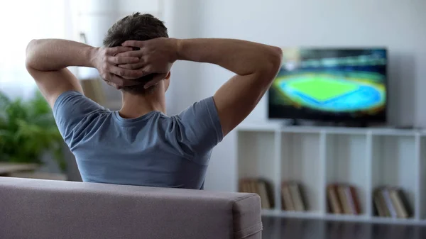 Junger Mann Sieht Fußballspiel Hause Und Kritisiert Fußballmannschaft Für Niederlage — Stockfoto