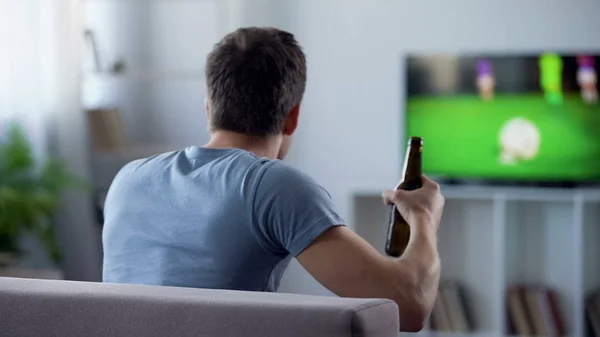 Ardent Fan Watching Football Match Supporting National Team Drinking Beer — Stock Photo, Image