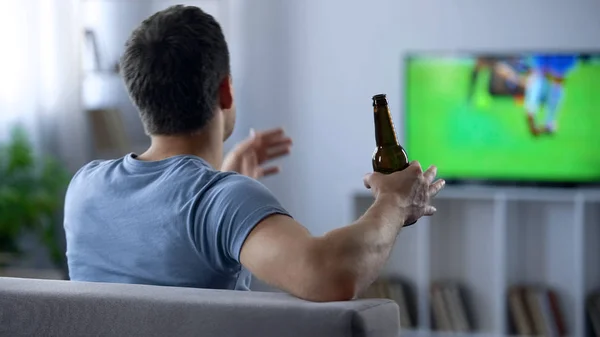 Sostenitore Maschile Guardando Calcio Bere Birra Deluso Con Cravatta Partita — Foto Stock