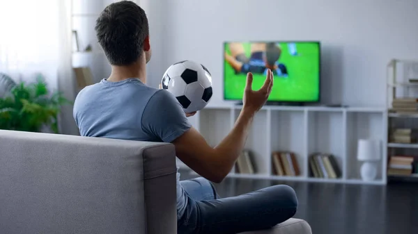 テレビの家 試合結果に不満で試合を見てサッカー チームのサポーター — ストック写真