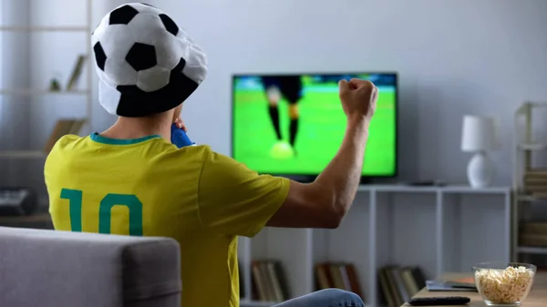Torcedor Brasileiro Torcendo Ativamente Time Futebol Favorito Assistindo Jogo — Fotografia de Stock