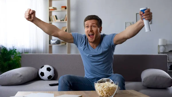 Feliz Fanático Del Fútbol Voz Alta Felicitando Equipo Por Ganar — Foto de Stock