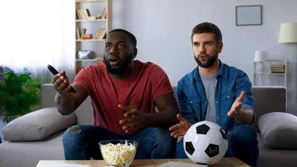 Amici Eccitati Guardando Partita Calcio Frustrati Dalla Sconfitta Della Squadra — Foto Stock